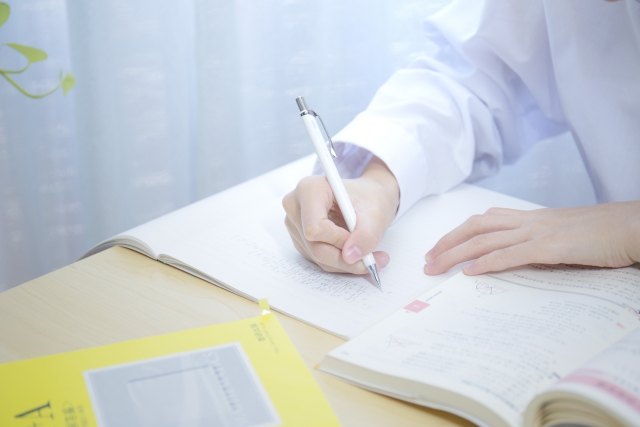 視能訓練士には講座を受けるだけでなれるのか？